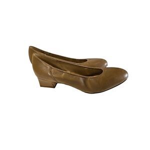 Naturalizer tan low pumps. Size 9BAA.